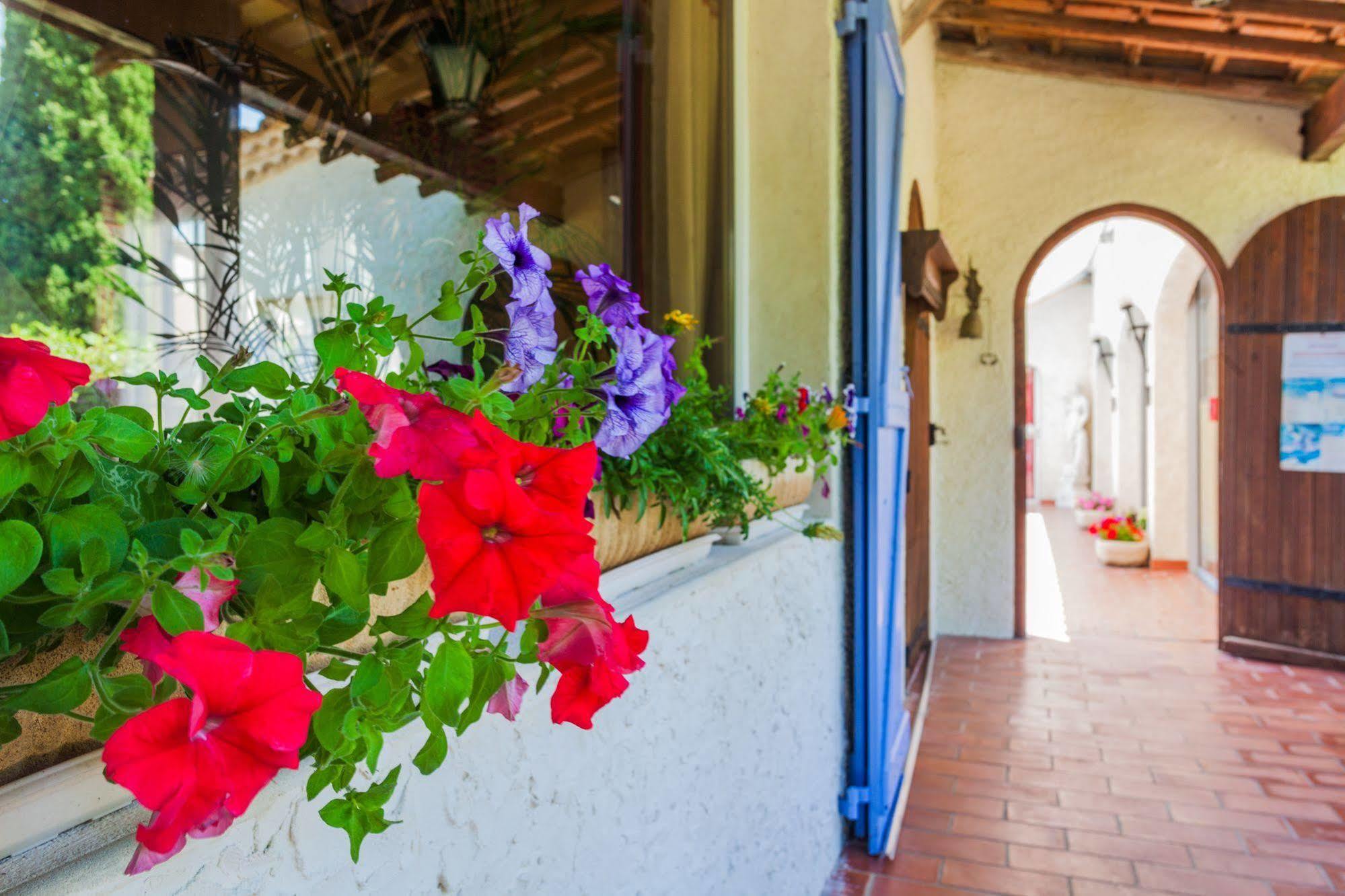 L'Hacienda Hotel Marguerittes Exterior photo